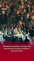 😳🎤 Una fan le arrancó varias rastas a Lenny Kravitz durante su concierto. El cantante lo tomó con humor: “¿Sabes lo fuerte que tienes que jalar para sacarme eso?”.