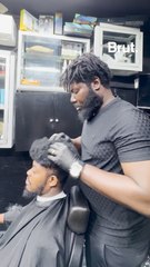 À Abidjan, ce coiffeur est spécialiste dans la pose de perruques pour hommes