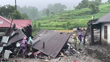 인도네시아 수마트라 섬 홍수·산사태로 80여 명 사망...구조 난항 / YTN