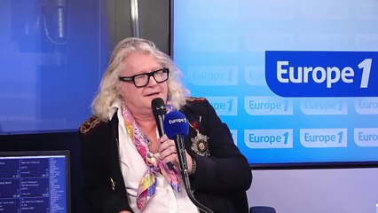 Pierre-Jean Chalençon interprète en direct son tube «Rendez les bijoux»