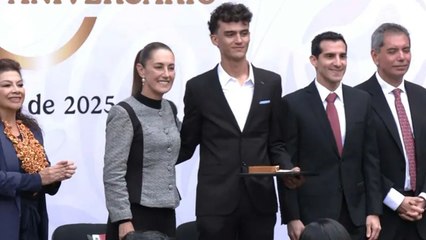 Isaac del Toro recibe reconocimiento por su desempeño en el ciclismo este 2025 en el Premio Nacional de Deportes