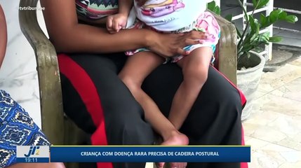 Criança com doença rara precisa de cadeira postural