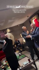 Απόστολος Γκλέτσος: Καρέ καρέ η επική στιγμή που τραγουδάει σε μαγαζί και η σύντροφός του χορεύει