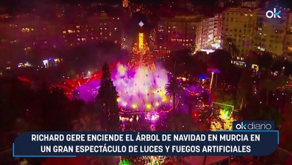 Richard Gere enciende el árbol de Navidad en Murcia en un gran espectáculo de luces y fuegos artificiales
