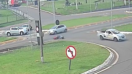 Montana cruza BR-277 e bate em moto no Trevo da Portal; populares ajudam vítima