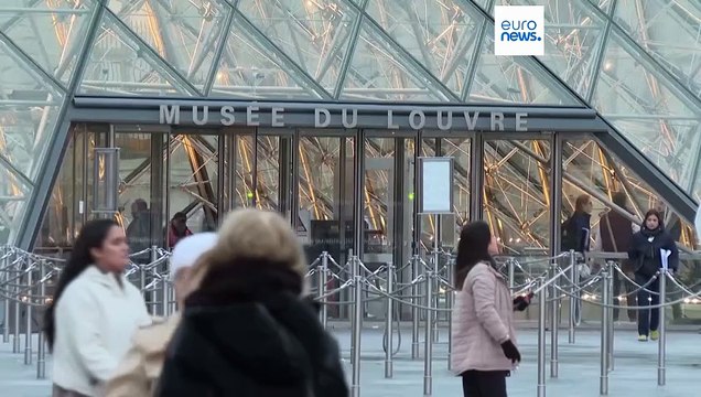 Лувр повысит цены на билеты для посетителей-иностранцев на 45%