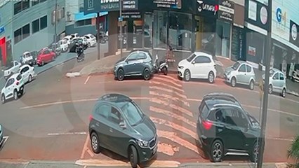 Câmera flagra batida entre dois carros na Rua Jacarezinho, no Bairro São Cristóvão