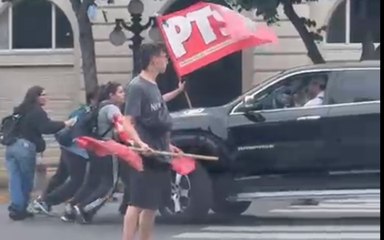 Tensión entre manifestantes y el conductor de una Ram en pleno centro platense