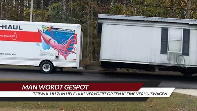 Man wordt gespot terwijl hij zijn hele huis vervoert op een kleine verhuiswagen