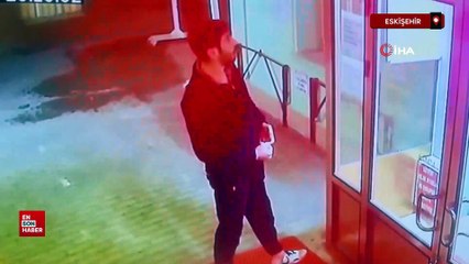 Eskişehir'de cami kapısını yumruklayan şahsın saldırı anları güvenlik kamerasında