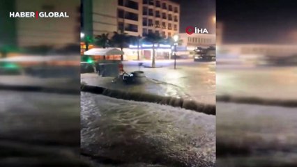 Çeşme'de sağanak! Denizle kara birleşti