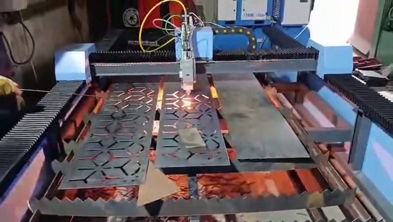 XC3000 Raytools control system with 13bar 7.5 kw air compressor 1.5kw laser cut decor metal sheet