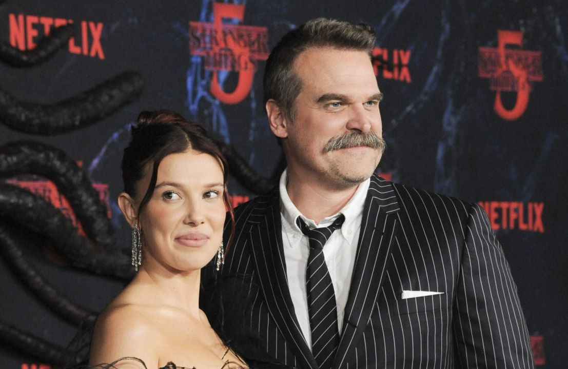 Millie bobby brown sagt, dass sie und david harbour 'freundschaft über alles stellen'