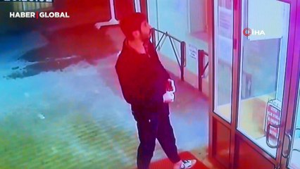 Cami kapısını yumruklayan şahsın saldırı anları güvenlik kamerasında