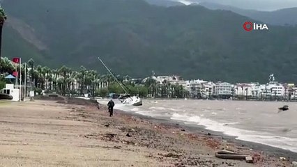 Marmaris\'te fırtına ve sağanak etkili oldu: 3 tekne karaya vurdu