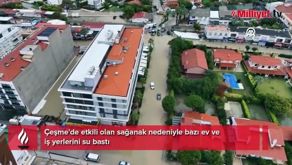 Çeşme'de etkili olan sağanak nedeniyle bazı ev ve iş yerlerini su bastı