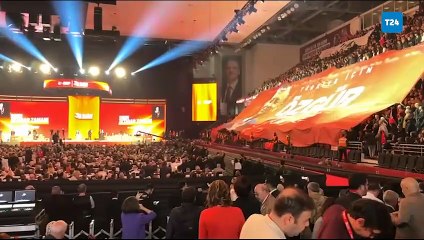 Özel, Kurultayda İBB iddianamesine giren “Özgür gelecek” pankartının hikâyesini anlattı