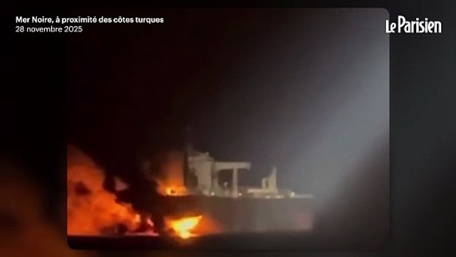 Deux navires de la flotte « fantôme russe » touchés par des explosions en mer Noire