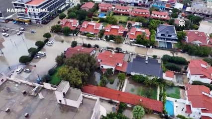 Çeşme'de etkili olan sağanak nedeniyle bazı ev ve iş yerlerini su bastı