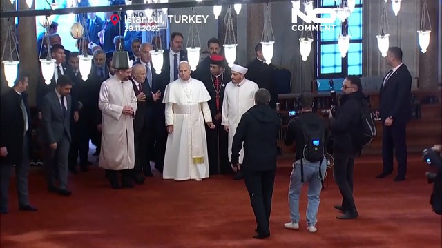 Papa Leone XIV visita la Moschea Blu di Istanbul per una breve preghiera