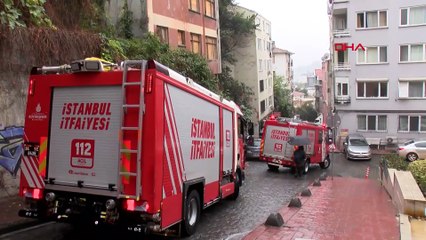 Beyoğlu’nda çöp kamyonu kontrolden çıktı, 5 araç ve ev duvarına çarptı