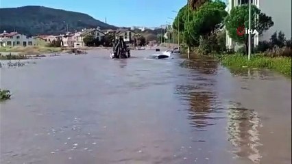 Sağanak İzmir’i felç etti: Denizin rengi değişti, sokaklar sular altında