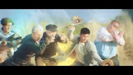 The gangsters surrounded the old man, but he turned out to be a Kung Fu master and defeated them with one move. 歹徒包围了老头，谁知老头竟然是功夫高手，一招就打败了一片