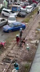 ชาวหาดใหญ่เขต 8 บุกปล้นเบียร์ช้างบนตู้คอนเทนเนอร์ขบวนรถไฟหลังน้ำลด