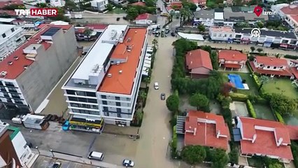 İzmir'de sağanak: Yollar çöktü, ev ve iş yerlerini su bastı