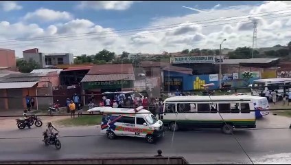 Choque entre micros deja una persona atrapada entre los fierros y varios heridos