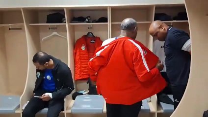 Concentration dans les vestiaires avant le coup de sifflet