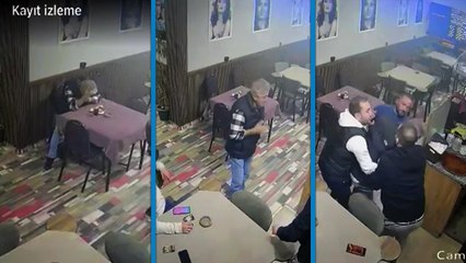 Tost yerken nefes borusuna yiyecek parçası kaçtı; yardım istediği anlar kamerada