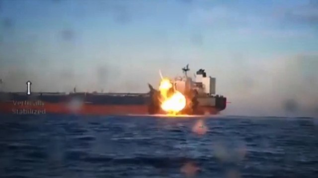 Karadeniz'de 2 geminin vurulduğu anlara ilişkin olduğu öne sürülen görüntüler paylaşıldı