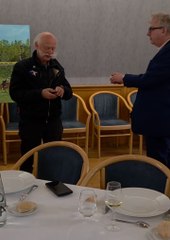 Mentaliste en magie de close up à Paris avec l'aviateur Jack Krine