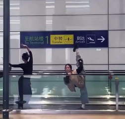 Khi các tiên nữ Phi Thiên Đôn Hoàng đang bay trên thang cuốn sân bay Thượng Hải thì… anh khách lạ bỗng hóa “tiên nam” luôn! 12M views phát ngất 😂✨