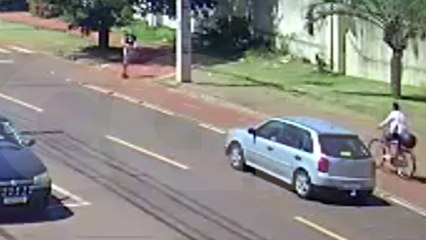 Câmera flagra colisão entre bicicleta e patinete na Avenida Piquiri
