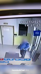 Incendio all'ufficio tributi del Comune di Gioia Tauro: ecco il video dell'uomo che entra dal retro e cosparge i locali di benzina