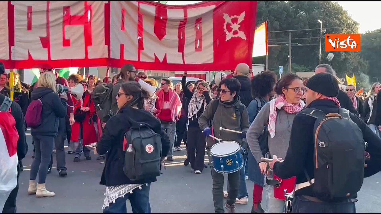 "Insorgiamo", lo striscione e la musica dei tamburi al corteo pro Palestina a Roma