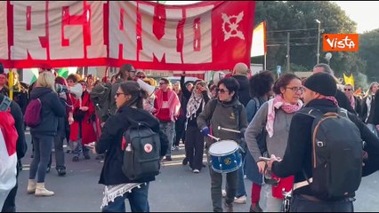 "Insorgiamo", lo striscione e la musica dei tamburi al corteo pro Palestina a Roma