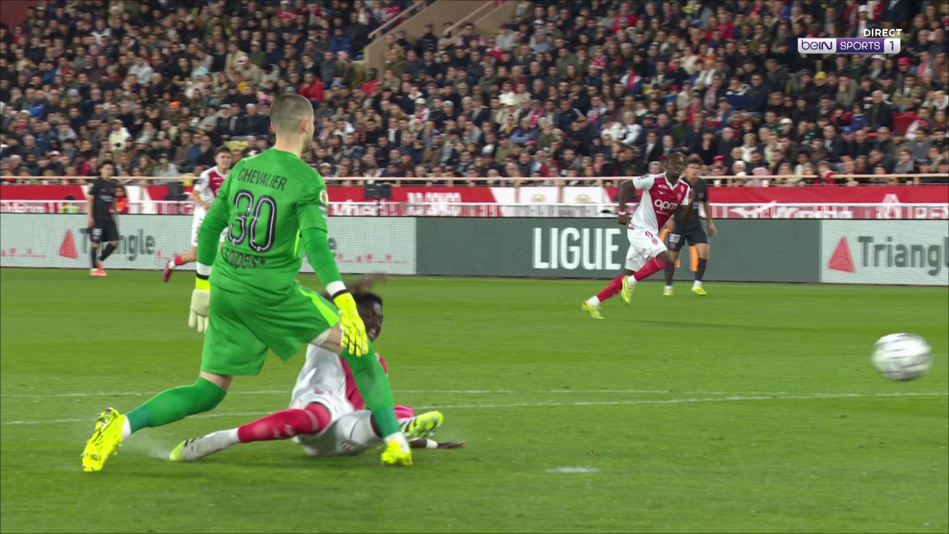 Ligue 1 : Tacle inconsidéré de Lamine Camara sur Lucas Chevalier, qui s'en sort avec un jaune !