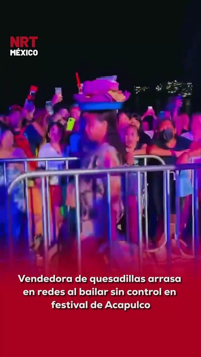 En pleno festival de música en #Acapulco 🎶🔥 surgió “Lady Quesadillas”: una vendedora que se dejó llevar por el ritmo y terminó bailando. 😅🕺