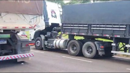 Colisão traseira entre carro e caminhão deixa duas crianças feridas na PRc-467, em Cascavel