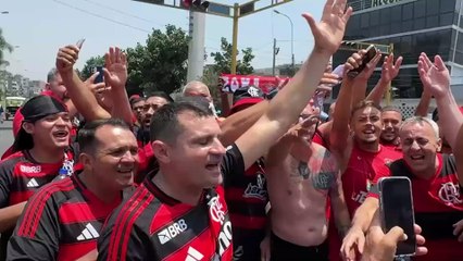 Torcedores do Flamengo fazem festa na porta do estádio antes da final