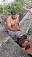 Mulher fica ferida após cair em buraco de obra da Braskem, no Flexal