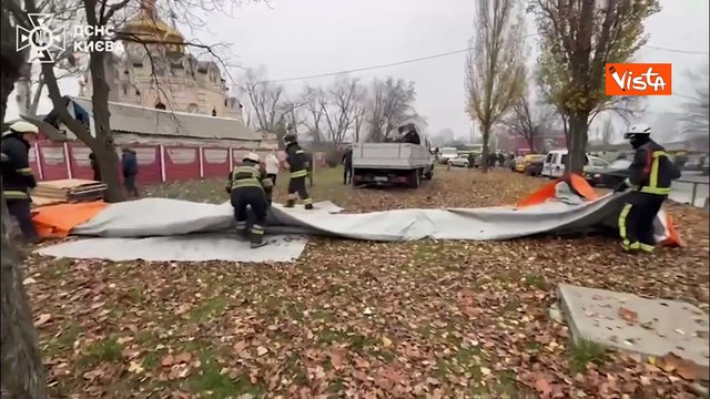 Nuovo attacco russo con droni e missili a Kiev. In fiamme edifici residenziali