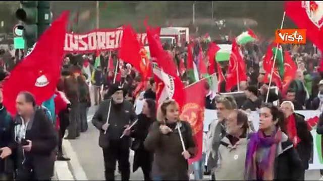 Stop genocidio , il corteo pro Palestina sfila per le vie di Roma
