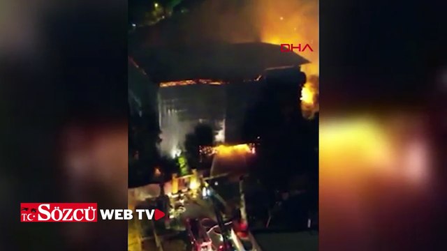 Üsküdar'da ahşap bina alev alev yandı