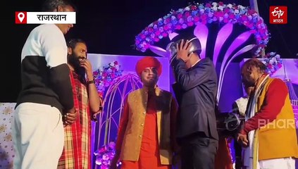 बेटी की शादी में बारातियों को गिफ्ट किए 'हेलमेट', सड़क सुरक्षा की दिलाई शपथ, हो रही तारीफ