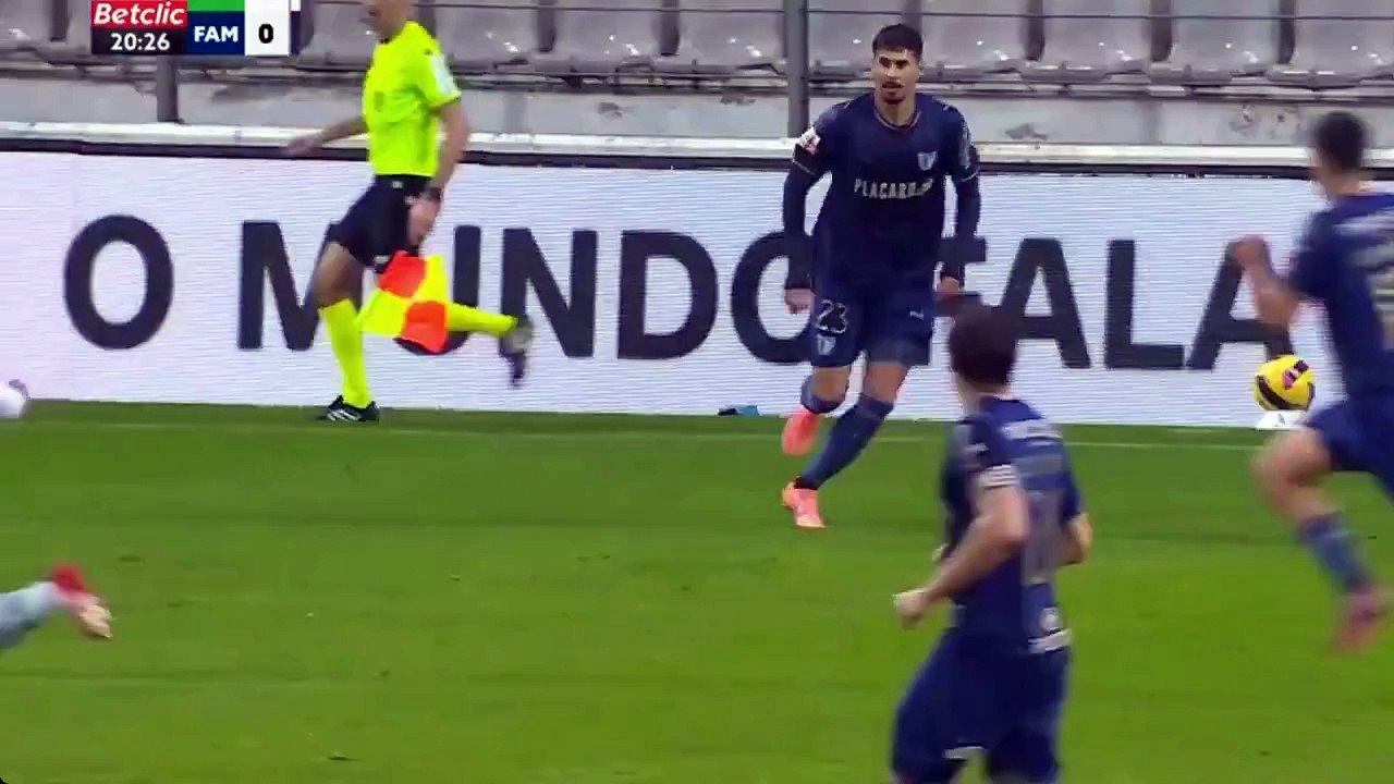 اللاعب المغربي ياسر زبيري يفتتح باب التهديف لفريقه فماليكاو برأسية رائعة في مرمى مورينانسي.
