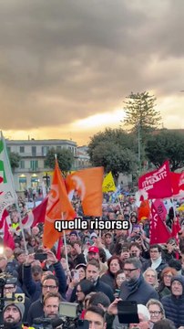 Elly Schlein - A Messina per la manifestazione contro il Ponte sullo stretto Un messaggio per Meloni e Salvini: vi dovete fermare e vi dovete scusare.(29.11.25)